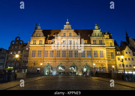 Straße mit Kopfsteinpflaster und Vorderansicht des Historischen Grünen Tor, die offizielle Residenz der polnischen Könige, bei der Stadt (Altstadt) in Danzig in der Dämmerung Stockfoto