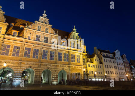 Blick auf die historische Green Gate, die offizielle Residenz der polnischen Könige und andere alte Gebäude in der Stadt (Altstadt) in Danzig, in der Dämmerung. Stockfoto