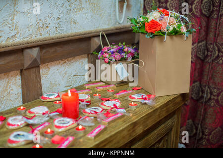 Rote kleine und große Kerzen. Schokolade. Candy Bar Stockfoto