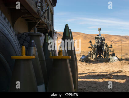 155-mm-Geschosse für ein M777A2 howitzer sitzen neben ihrer Munition Lkw während einer Live-Fire US Marine Corps Training übung an der Yakima Training Center, Washington, Oct 14, 2017. Die M777 howitzer ist ein gezogenes, Leichte Artillerie Stück, das M198 Haubitze im USMC und US-Armee im Jahr 2005 gelungen. (U.S. Air Force Stockfoto