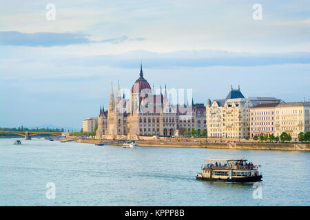 Budapester Parlament Gebäude Blick über Donau Stockfoto