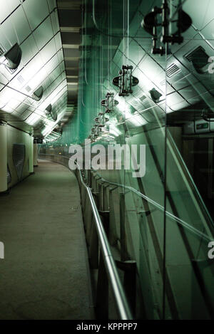 Glas Gehweg in der geschlossenen Waterloo Eurostar Terminal in London Stockfoto