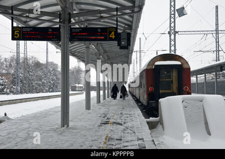 Ein Zug auf der Plattform in Vidin Bahnhof, nord-westlichen Bulgarien, in der Nähe von Rumänien, Osteuropa Stockfoto