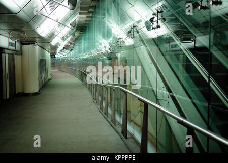 Glas Gehweg in der geschlossenen Waterloo Eurostar Terminal in London Stockfoto