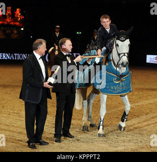 Irlands Bertram Allen reiten Gin Kinn van het Lindenhof gewinnt den Martin Collins Unternehmen Weihnachtsbaum Einsätze bei Tag fünf der London International Horse Show in London Olympia. Stockfoto