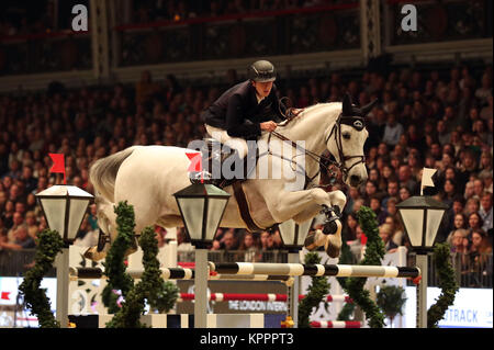 Irlands Bertram Allen reiten Gin Kinn van het Lindenhof gewinnt den Martin Collins Unternehmen Weihnachtsbaum Einsätze bei Tag fünf der London International Horse Show in London Olympia. Stockfoto