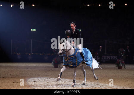 Irlands Bertram Allen reiten Gin Kinn van het Lindenhof gewinnt den Martin Collins Unternehmen Weihnachtsbaum Einsätze bei Tag fünf der London International Horse Show in London Olympia. Stockfoto