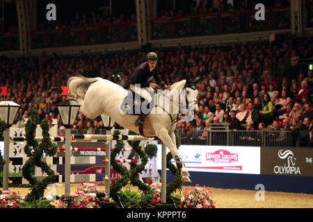 Irlands Bertram Allen reiten Gin Kinn van het Lindenhof gewinnt den Martin Collins Unternehmen Weihnachtsbaum Einsätze bei Tag fünf der London International Horse Show in London Olympia. Stockfoto