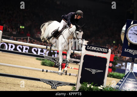 Irlands Bertram Allen reiten Gin Kinn van het Lindenhof gewinnt den Martin Collins Unternehmen Weihnachtsbaum Einsätze bei Tag fünf der London International Horse Show in London Olympia. Stockfoto