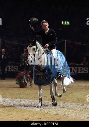 Irlands Bertram Allen reiten Gin Kinn van het Lindenhof gewinnt den Martin Collins Unternehmen Weihnachtsbaum Einsätze bei Tag fünf der London International Horse Show in London Olympia. Stockfoto