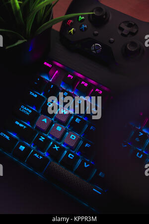 Corsair Gaming Tastatur und Xbox 1-Controller Stockfoto