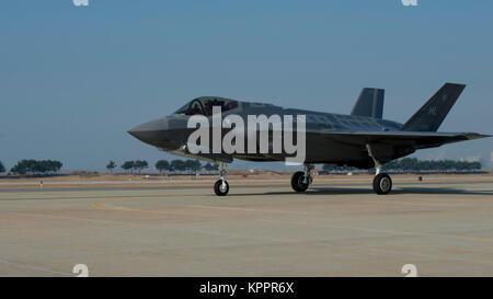 Ein US Air Force F-35A Lightning II der Hill Air Force Base zugeordnet, Utah Taxis nach der Landung in Kunsan Air Base, der Republik Korea, Nov. 27, 2017. Die F-35, Kadena AB, Japan, im Oktober als Teil des US Pacific Command's Theater Security Package Programm bereitgestellt. Die Fähigkeit, "Akzeptieren Follow-on-Kräfte" ist eines der primären Mission setzt der 8 Fighter Wing in Kunsan und ermöglicht die Fähigkeit der Flügel zum "Norden" Mission kämpfen. (U.S. Air Force Stockfoto