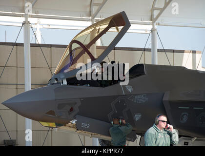 Ein Pilot und Crew Chief zugeordnet zu der 34th Fighter Squadron eine abschließende Inspektionen an einer F-35 eine Beleuchtung II der Hill Air Force Base, Utah bei Kunsan Air Base, der Republik Korea, Nov. 27, 2017 zugeordnet. Die F-35 als ursprünglich Kadena AB, Japan, im Oktober als Teil des US Pacific Command's Theater Security Package Programm eingesetzt, bevor er nach Korea in WACHSAM ACE-18 teilzunehmen. Die Fähigkeit, "Akzeptieren Follow-on-Kräfte" ist eines der primären Mission setzt der 8 Fighter Wing in Kunsan und ermöglicht die Fähigkeit der Flügel zum "Norden" Mission kämpfen. (U.S. Luft Stockfoto