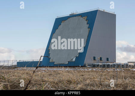 Die COBRA DANE Radar ist ein einköpfiges Boden-, L-Band Phased-Array-Radar an eareckson Air Station, Shemya, Alaska. Die primäre Aufgabe der COBRA Däne ist Radar metrische und Unterschrift Daten über ballistische Rakete Veranstaltungen zu sammeln. Zusätzliche Missionen sammeln Space Surveillance Daten auf neue ausländische startet und Satelliten in erdnahen Orbit. Das Radar hat eine 95-Fuß-Durchmesser phased array und die Fähigkeit zu verfolgen Datensatz auf mehr als 120 Objekte gleichzeitig und. Stockfoto