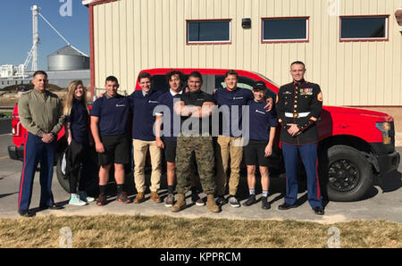 Us Marine Staff Sgt. William Whetzel (ganz rechts), Personalvermittler mit einziehenden Sub-station Provo, wirft mit der Marine Team und zwei weitere Marines mit einziehenden Station Salt Lake City bei der American Leadership Academy in Spanish Fork, Utah, Nov. 29, 2017. Whetzel führte eine physische Aktivität, mit der Studenten, im Wettbewerb gegen die Army National Guard bei einer routinemässigen High School besuchen. (U.S. Marine Corps Stockfoto