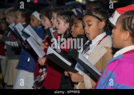 Stellen Sie sich vor Andrews öffentlichen Charter Schüler singen während des 11 Wing Urlaub Beleuchtung Zeremonie am Joint Base Andrews, Md., Nov. 30, 2017. Militärische Familien nahmen an der jährlichen Zeremonie, die die Basis mit einer Zeit Weihnachtsgrüße zu feiern. (U.S. Air Force Stockfoto