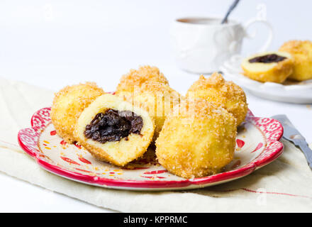 Hausgemachtes Brot Krume Knödel mit Pflaumen isoliert auf weißem Stockfoto