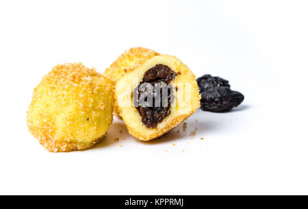 Hausgemachtes Brot Krume Knödel mit Pflaumen isoliert auf weißem Stockfoto