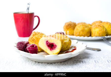 Hausgemachtes Brot Krume Knödel mit Himbeere Obst isoliert Stockfoto