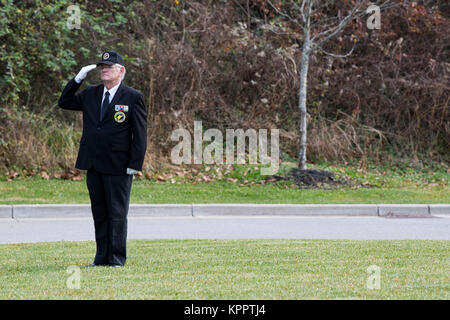 Eine Ehre Wachposten für die DONEL C. Kinnard Memorial State Veteran-kirchhof begrüßt als die Nationalhymne an einem Begräbnis für Private Shirley E. Bailey Dez. 2, 2017 Donel C. Kinnard Memorial State Veteran-kirchhof, Dunbar, W. Virginia gespielt Mitglieder der American Legion, West Virginia Army National Guard, Familie und mehr kam zu Bailey zu bezahlen, nachdem sein Körper in Deutschland 73 Jahre nach seinem Tod entdeckt wurde. (U.S. Air National Guard Stockfoto