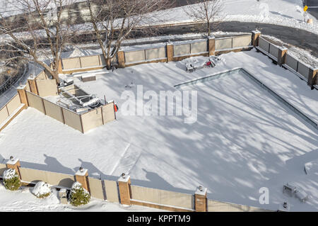Der Poolbereich ist unter dem Schnee in Montreal, Kanada Stockfoto