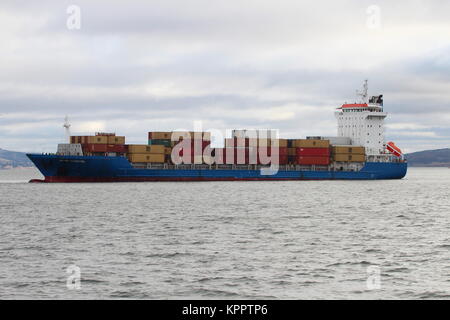 Das containerschiff Hanse Mut, Manöver in Greenock Ocean Terminal auf den Firth of Clyde. Stockfoto