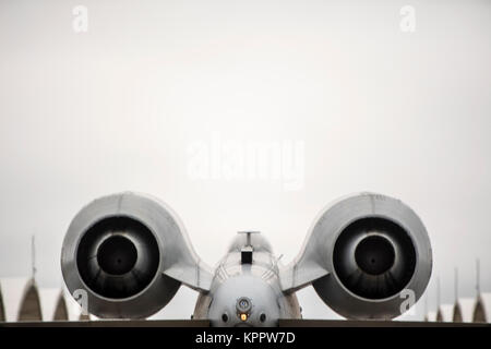 Ein US Air Force Pilot auf der 75th Fighter Squadron zugeordnet Taxis eine A-10 Thunderbolt II C in Richtung der Start- und Landebahn, Dez. 6, 2017, bei Moody Air Force Base, Ga. Moody Woche - lange, Phase 1, Phase 2 Übung sollen die 23 d-Wing's Fähigkeit Combatant Commander Ziele zu demonstrieren und getestet der Piloten und Betreuer die Möglichkeit, rund um die Uhr Einsätze beschleunigt während einer sortie Schwankung zu starten. (U.S. Air Force Stockfoto