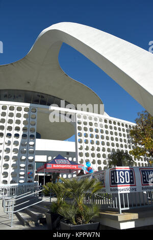Ein 7.000 Quadratfuß Teil der kultigen Thema Gebäude am Los Angeles International Airport wird die neue Heimat für die USO am LAX werden nach einigen Umbau und Umzug der 4.000 Quadratmeter temporäre Anhänger, irgendwann im März 2018. Unter den Wohltätern, aktive militärische Aufgabe Mitglieder und andere Gäste und DVs, Brig. Gen. Philip Garrant, Stellvertretender Kommandeur, Raum und Missile Systems Center, Los Angeles Air Force Base, Calif., besucht und sprach bei der bald neue LAX USO", bildlich - Bahnbrechende" Zeremonie, Dec 6, 2017. (U.S. Air Force Stockfoto