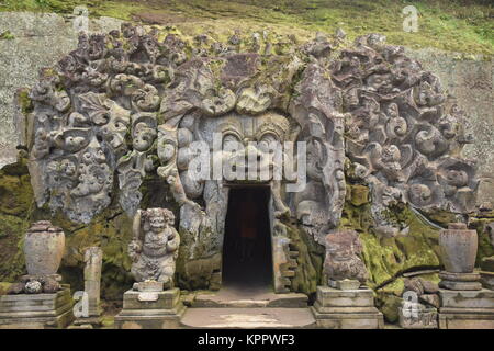 Der Eingang von Goa Gajah Heiligtum (auch "Elephant Cave) mit verschiedenen bedrohlichen Kreaturen und Dämonen in den Fels gehauen auf Bali - Indonesien Stockfoto