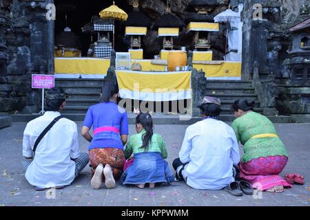 Balinesische Familie beten in Goa Lawah Hindu Tempel auf Bali, Indonesien Stockfoto