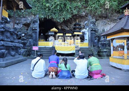 Balinesische Familie beten in Goa Lawah Hindu Tempel auf Bali, Indonesien Stockfoto