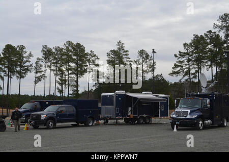 Soldaten und Piloten aus der 42 zivilen Support Team (CST) sind auf die Kernaufgaben ausgewertet werden, während die Durchführung von Schulungen auf der North Carolina National Guard's, Camp Butner Training Service als Teil eines US-Armee nördlich Validation Training übung in Stammzellen, N.C. am Dez. 07, 2017. Stockfoto