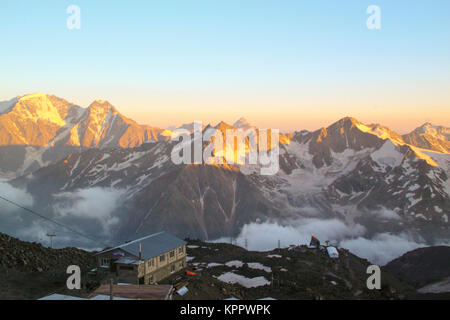 Ein kleines Hotel in den Bergen von der untergehenden Sonne beleuchtete Stockfoto