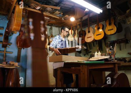 Artisan Laute Teekocher speichern Gitarre Musik Instrument im Falle für Client Stockfoto