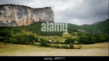 Landschaft mit einer felsigen Klippe Stockfoto