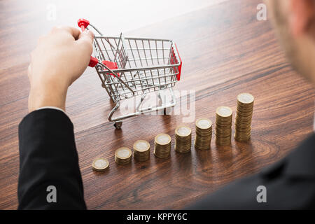 Geschäftsmann Holding Warenkorb Stockfoto