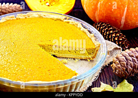 Pie Kürbis im Glas pan an Bord Stockfoto