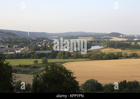 Deutschland, Blick von der Burg Volmarstein an der Ruhr Tal an der Stadt Wetter. Deutschland, Blick von der Burg Volmarstein in das Ruhrtal Stockfoto