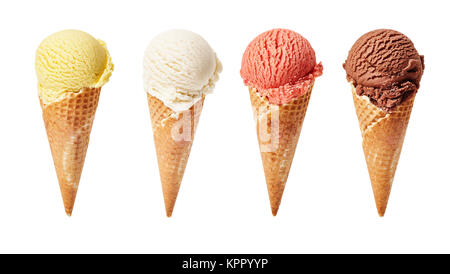 Verschiedene Eisportionierer auf weißem Hintergrund mit sortierten Kugeln von Vanille, Schokolade, Erdbeere und Karamell, Eis, Waffeln. Stockfoto