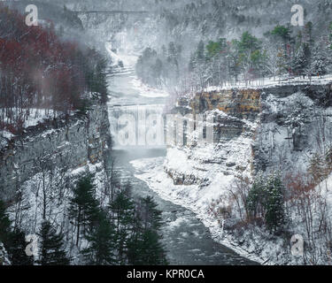 Der Mitte fällt entlang der Genesee River innerhalb der Letchworth State Park. Am Tag nach Thanksgiving nach einem schweren Schnee Speicher genommen. Upper Falls ein Stockfoto