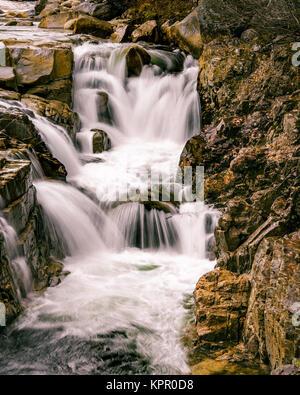 Donnernden Switft Fluss fließt über den felsigen Schlucht fällt. Der ist ein einfach Wasser fallen in den Griff zu bekommen, da es direkt aus dem Kancamagus Highway Stockfoto