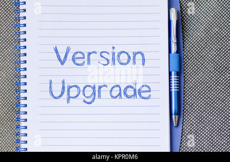 Version Upgrade schreibt am Notebook Stockfoto