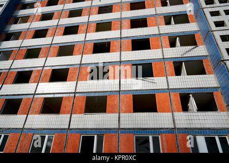 Abriss eines leerstehenden Wohnblocks in magdeburg Stockfoto