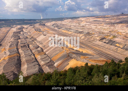 Europa, Deutschland, Braunkohle Tagebau Hambach, RWE Power AG betrieben, im Hintergrund das Kraftwerk Weissweiler. Europa, Deutschland, Br Stockfoto