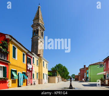 Bunte/bunten italienischen Häuser und Gebäude auf der Insel Burano zusammen mit Burano schiefer Glockenturm Stockfoto