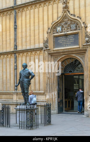 Divinity School Eingang in das Viereck der Bodleian Library, die Bibliothek der Universität Oxford, Oxfordshire, England Stockfoto