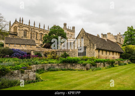 Blick über das Memorial Gardens in Richtung Halle, Christ Church aus Breiten Fußweg, Oxford, Oxforshire, England Stockfoto