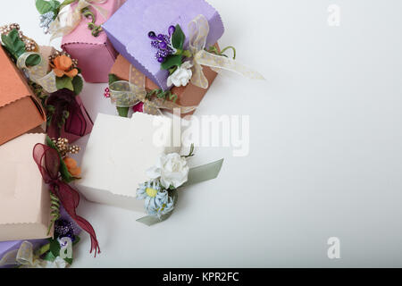 Besondere Art der Geschenkboxen mit Band und Blumen auf weißem backgroung, Ansicht von oben Stockfoto