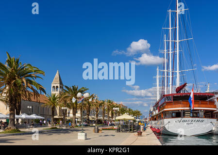 Kreuzfahrtschiffe entlang der Strandpromenade, Altstadt von Trogir, Kroatien Stockfoto