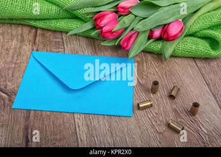 Umschlag, Tulpen und Kugeln auf einem hölzernen Hintergrund Stockfoto